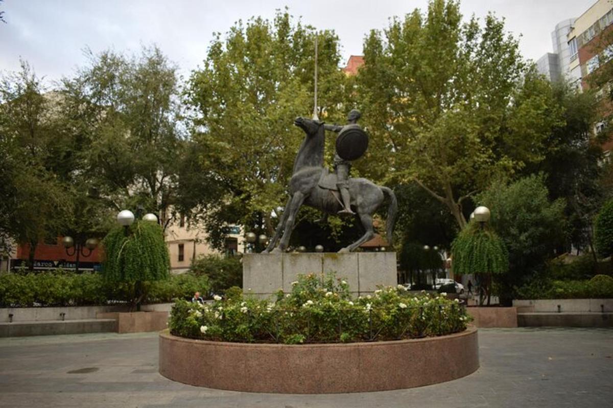 uma estátua de um homem a cavalo em um parque