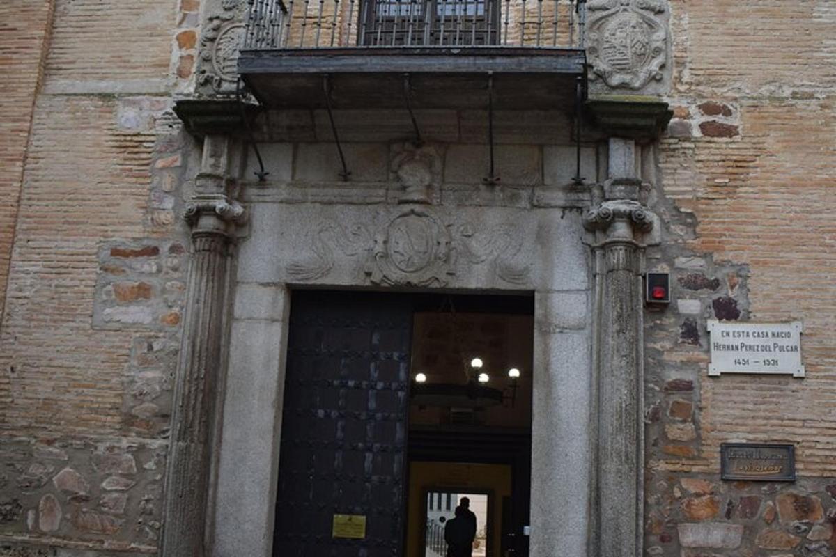 um homem caminhando pela porta de um prédio