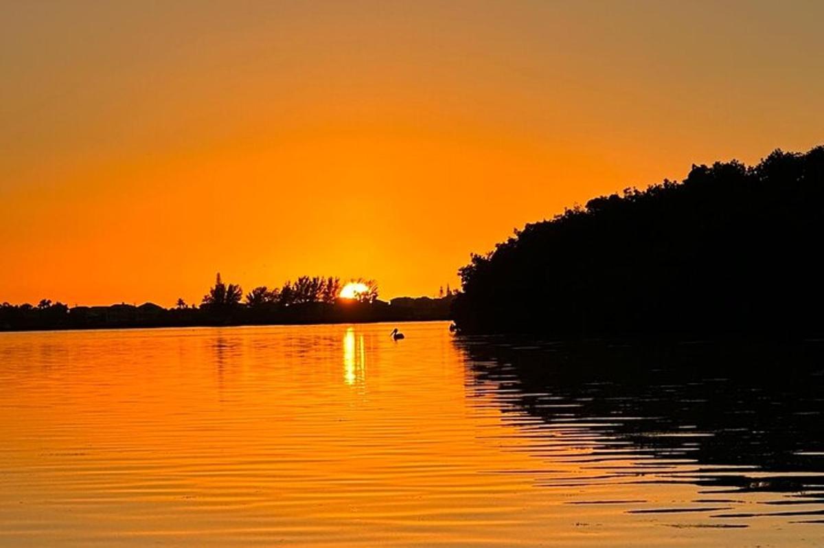 en solnedgang ved en sø med solnedgangen