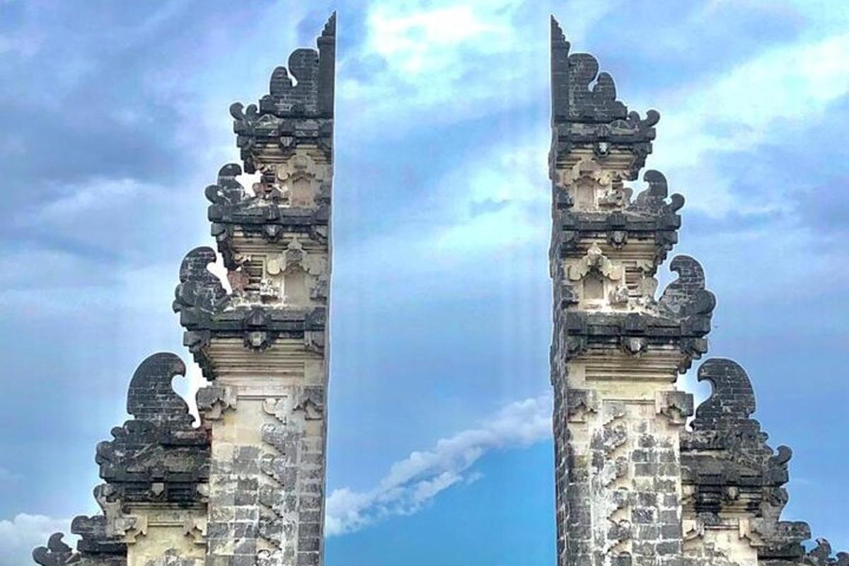 două turnuri ale unei clădiri cu cerul în fundal