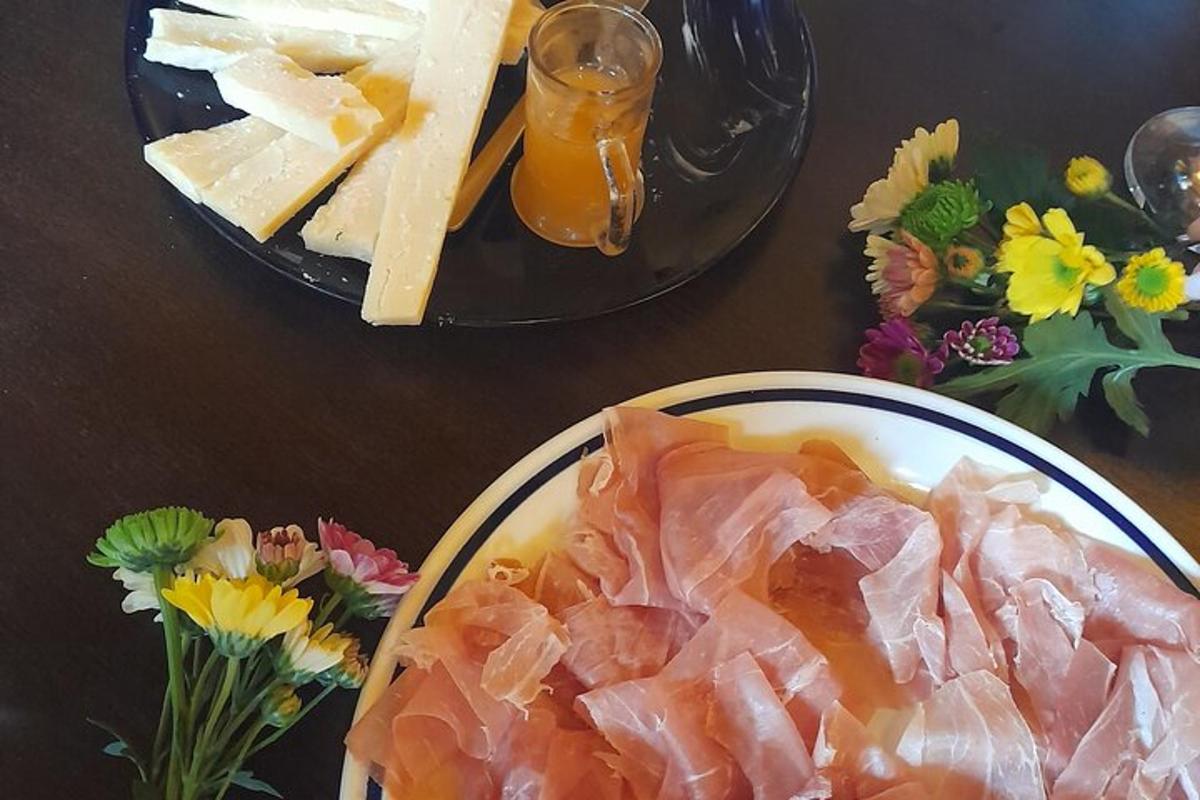 un piatto di cibo con carne e formaggio su un tavolo