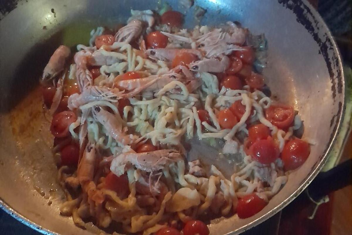 토마토와 치즈를 넣은 파스타가 가득 담긴 냄비