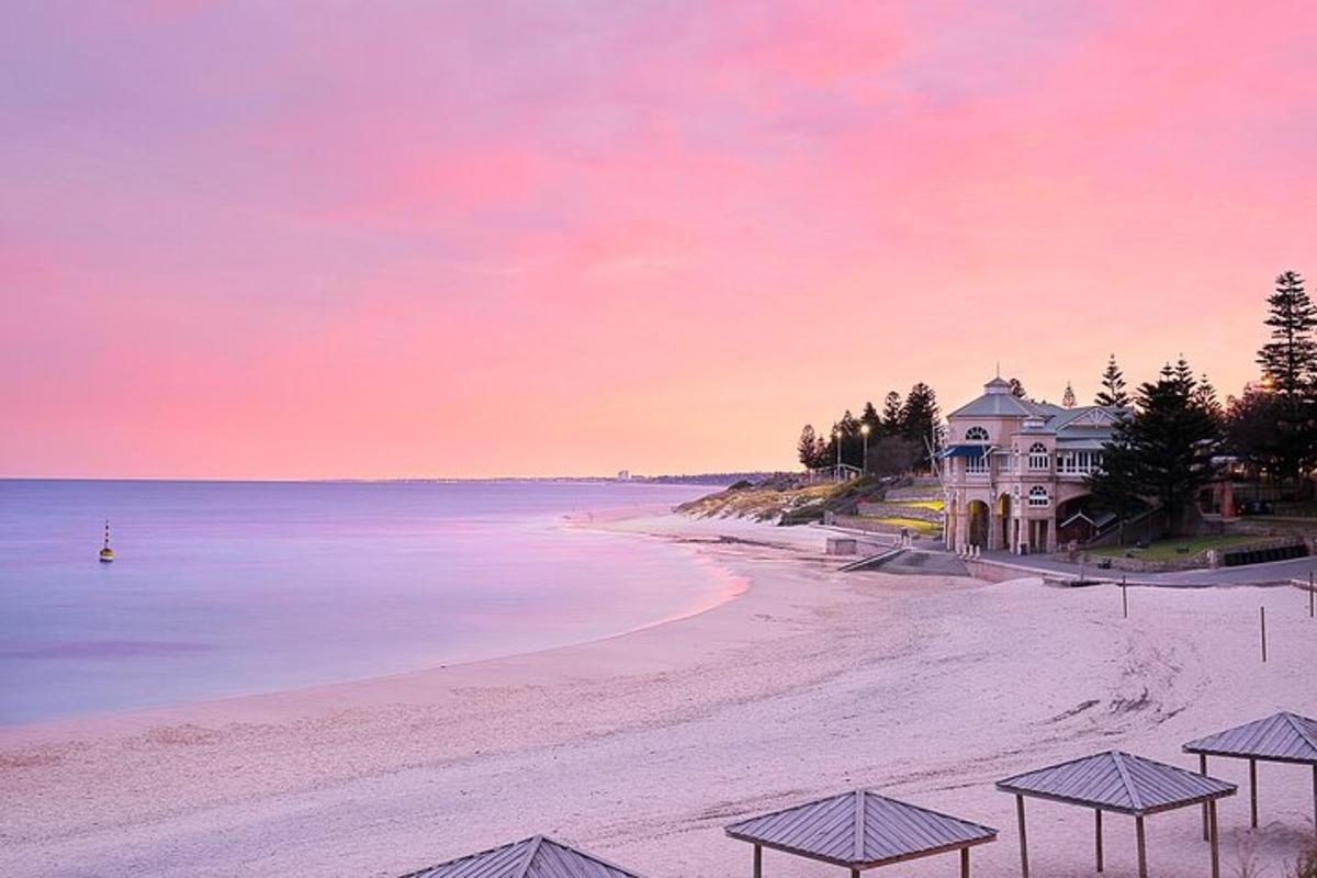 une vue d'une plage avec une maison et l'océan