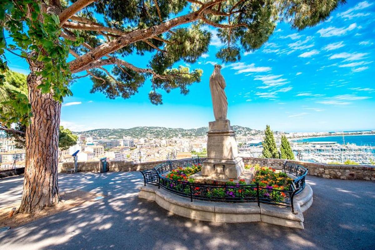 una statua in un parco con un albero