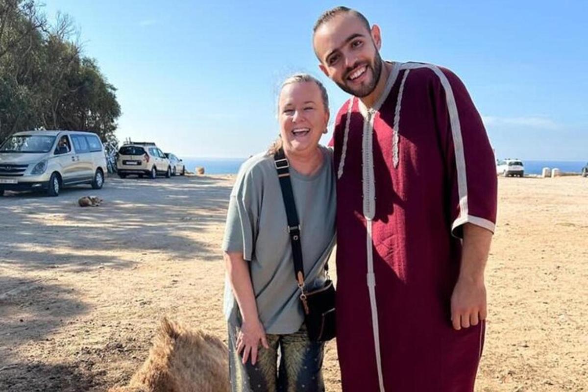 seorang lelaki dan seorang wanita berdiri di pantai