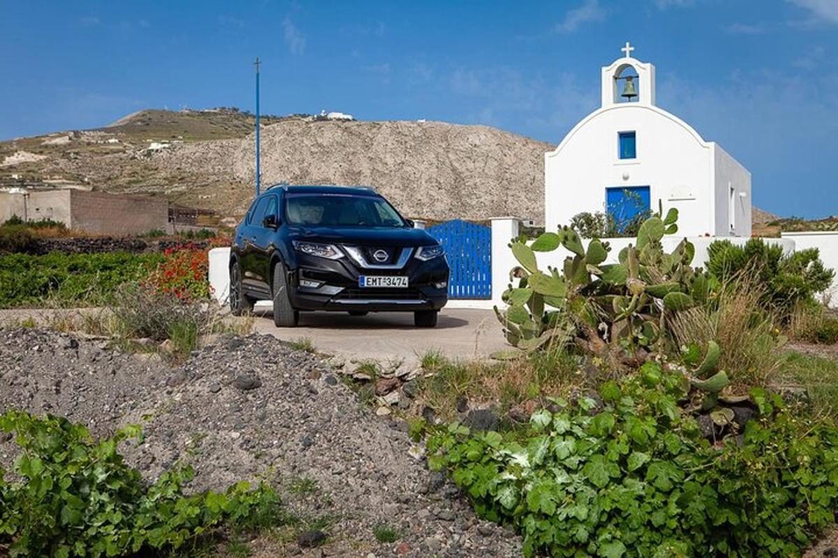 svartur bíll lagður fyrir framan kirkju