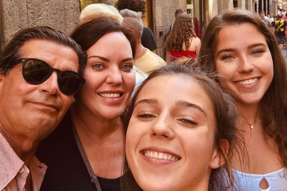 grupp inimesi, kes poseerivad pildi jaoks