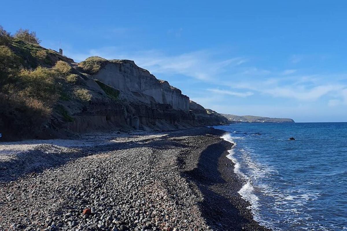 une plage rocheuse au bord de l'océan par une journée ensoleillée