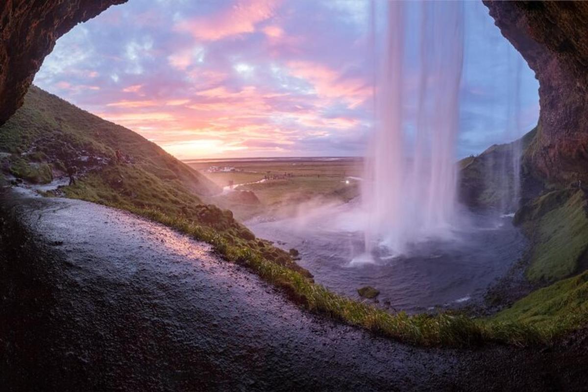 Útsýni yfir foss úr helli með