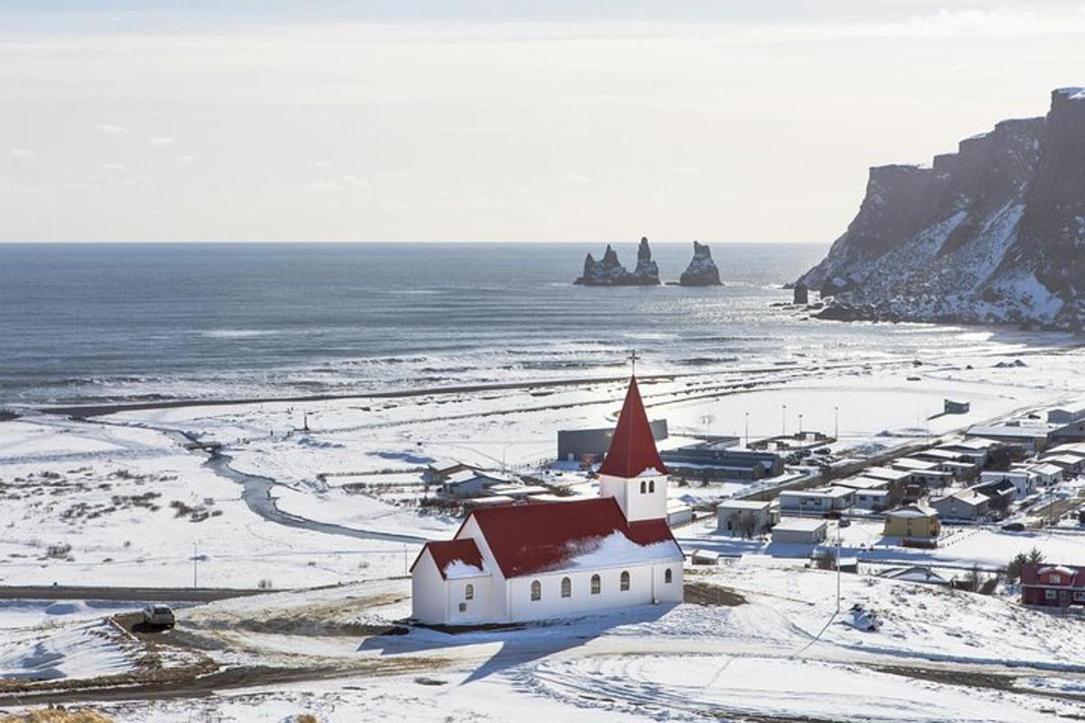 kirkja í snjónum við hafið