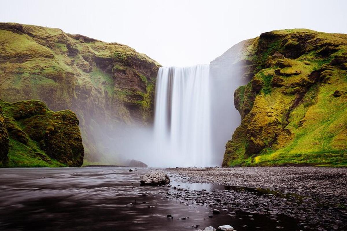 foss í miðju fjalli