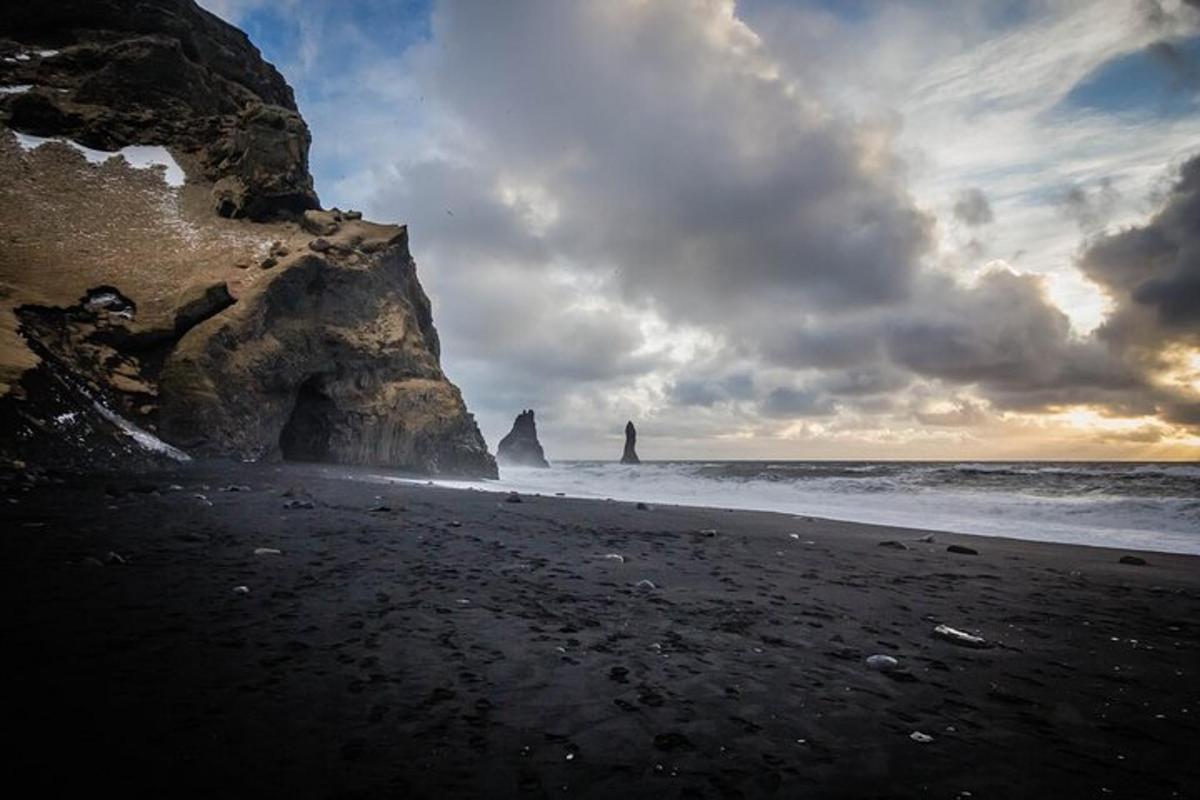 een strand met twee grote rotsen en de oceaan