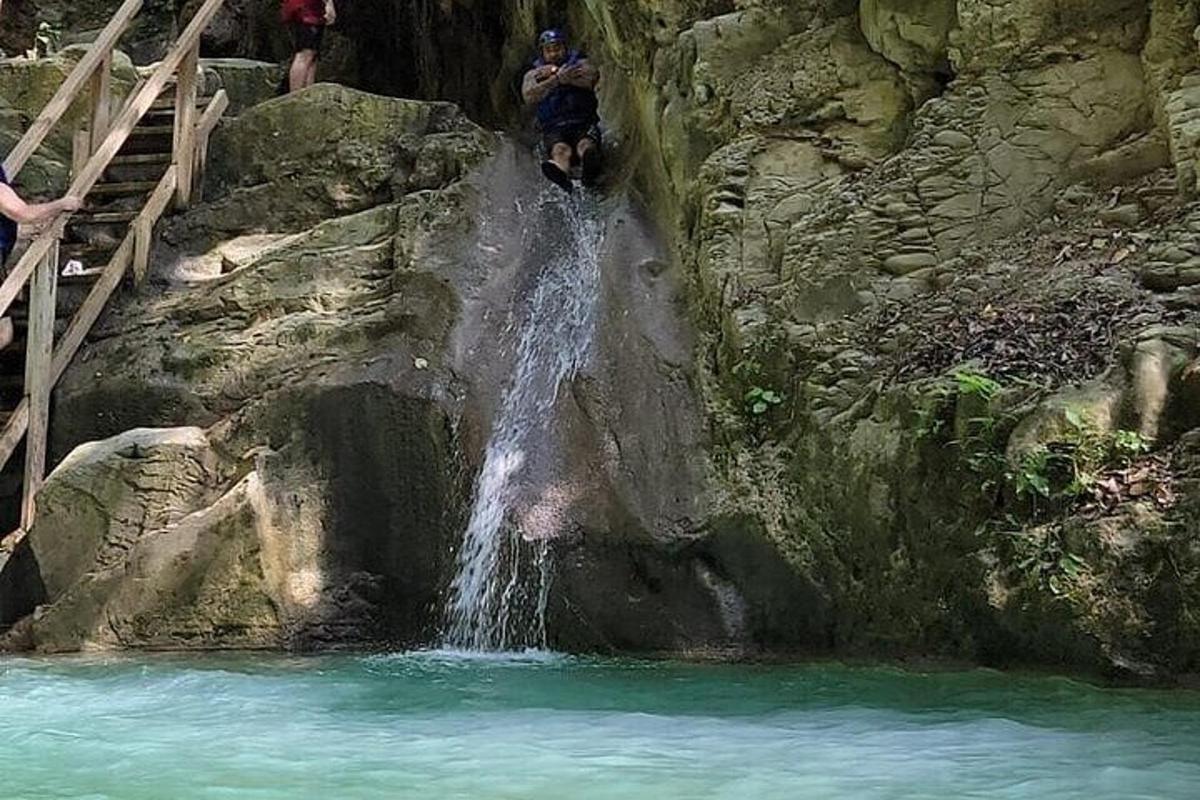 una persona parada frente a una cascada