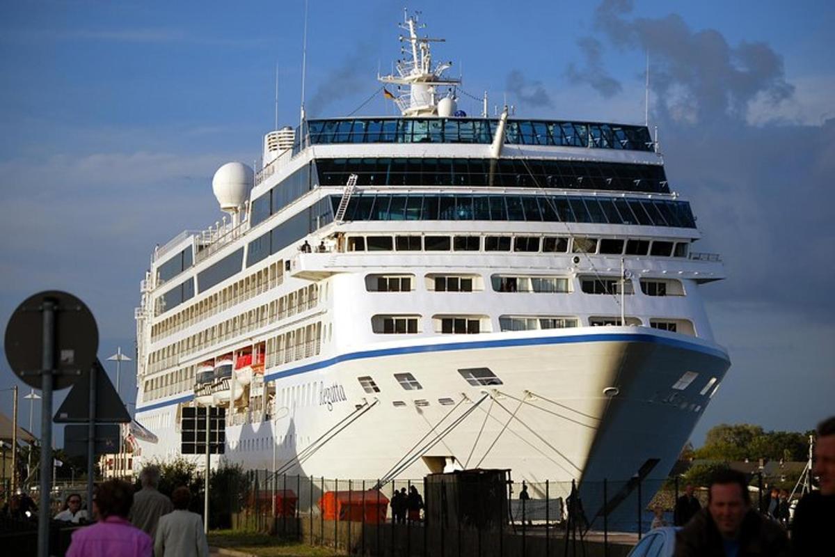 um grande navio de cruzeiro atracado em um porto