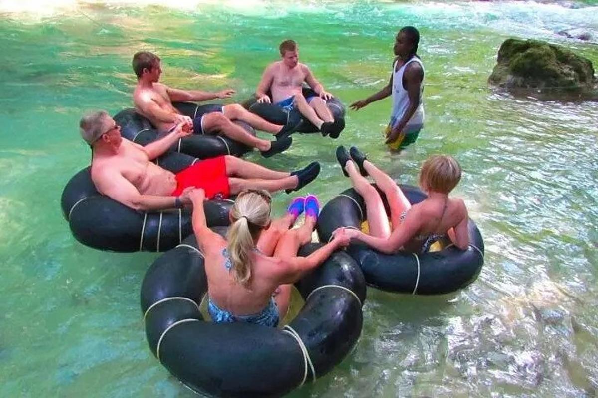 un grup de oameni care călătoresc pe tuburi în apă