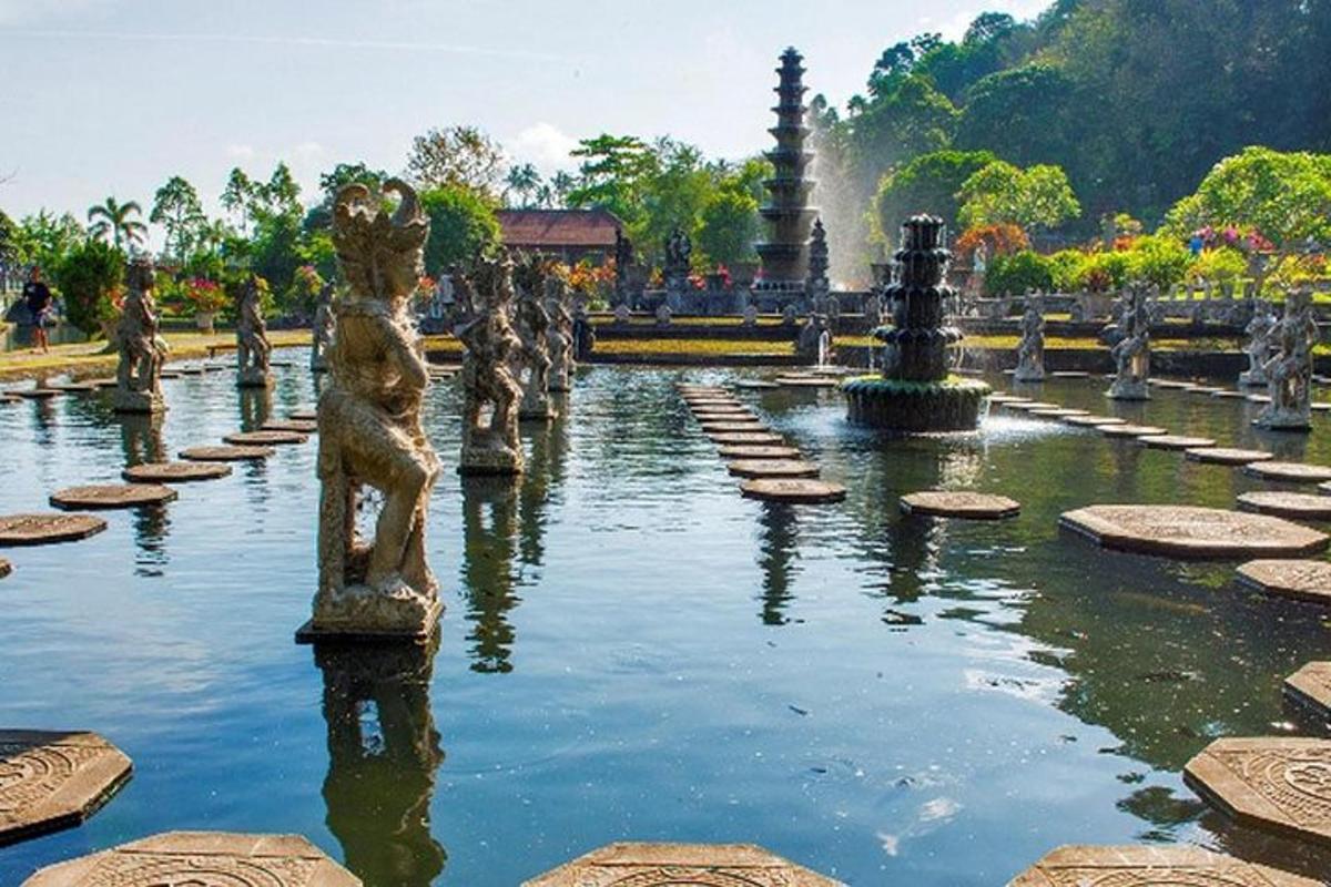 una fontana in un parco con statue nell'acqua