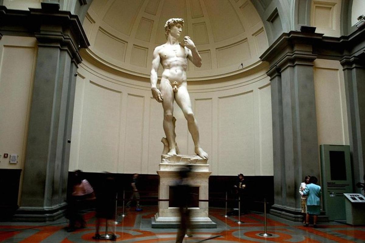 museossa seisova miespatsas