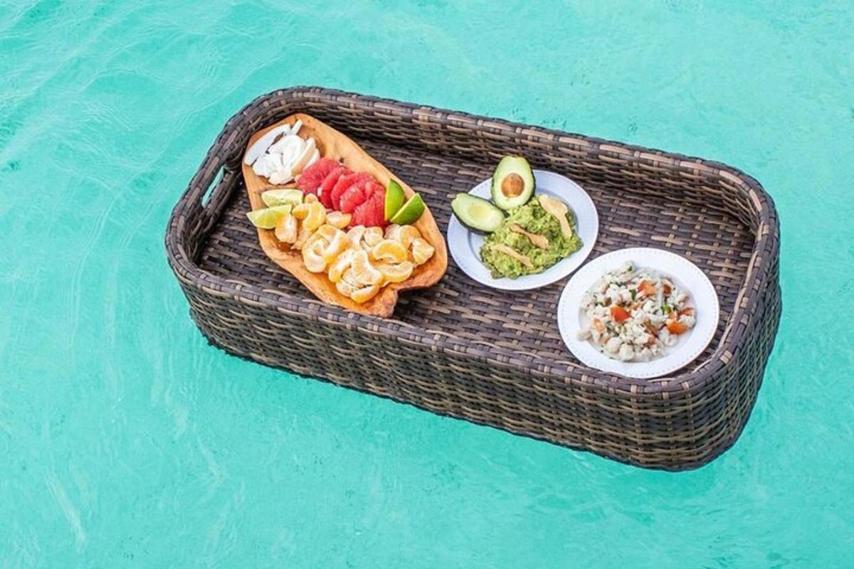 野餐篮，食物放在水面上