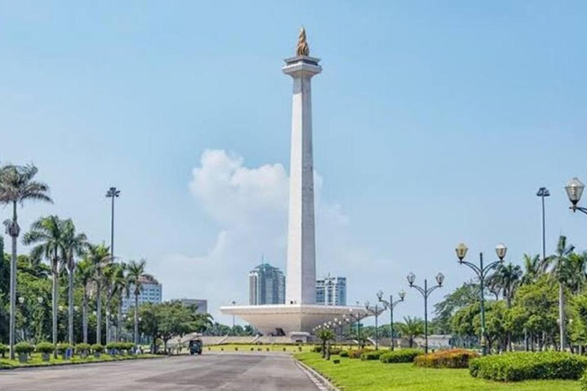 un alto monumento nel mezzo di un parco