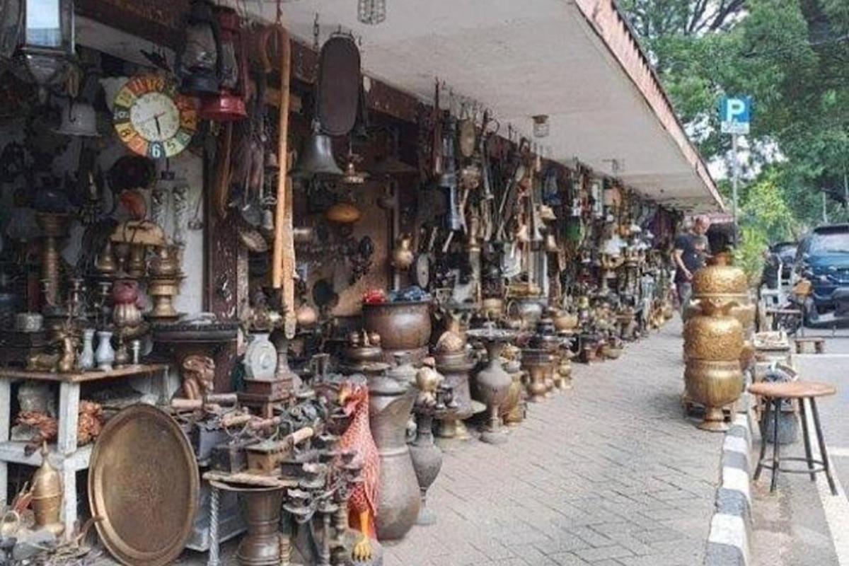 một cửa hàng chứa đầy những chiếc bình và lọ trên phố