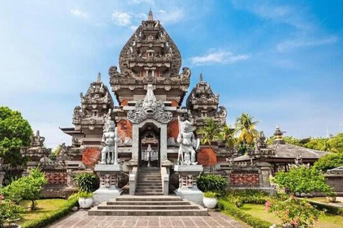 một tòa nhà lớn có cầu thang ở phía trước