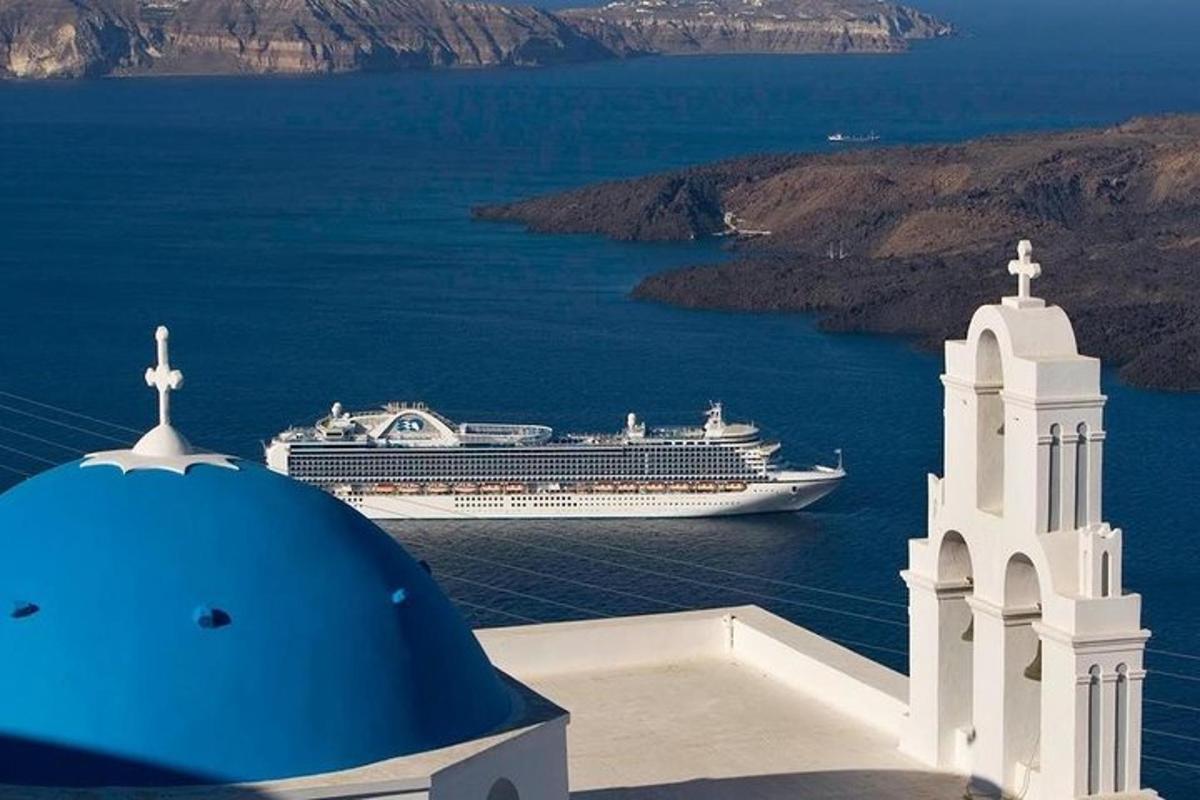 um navio de cruzeiro na água ao lado de uma igreja