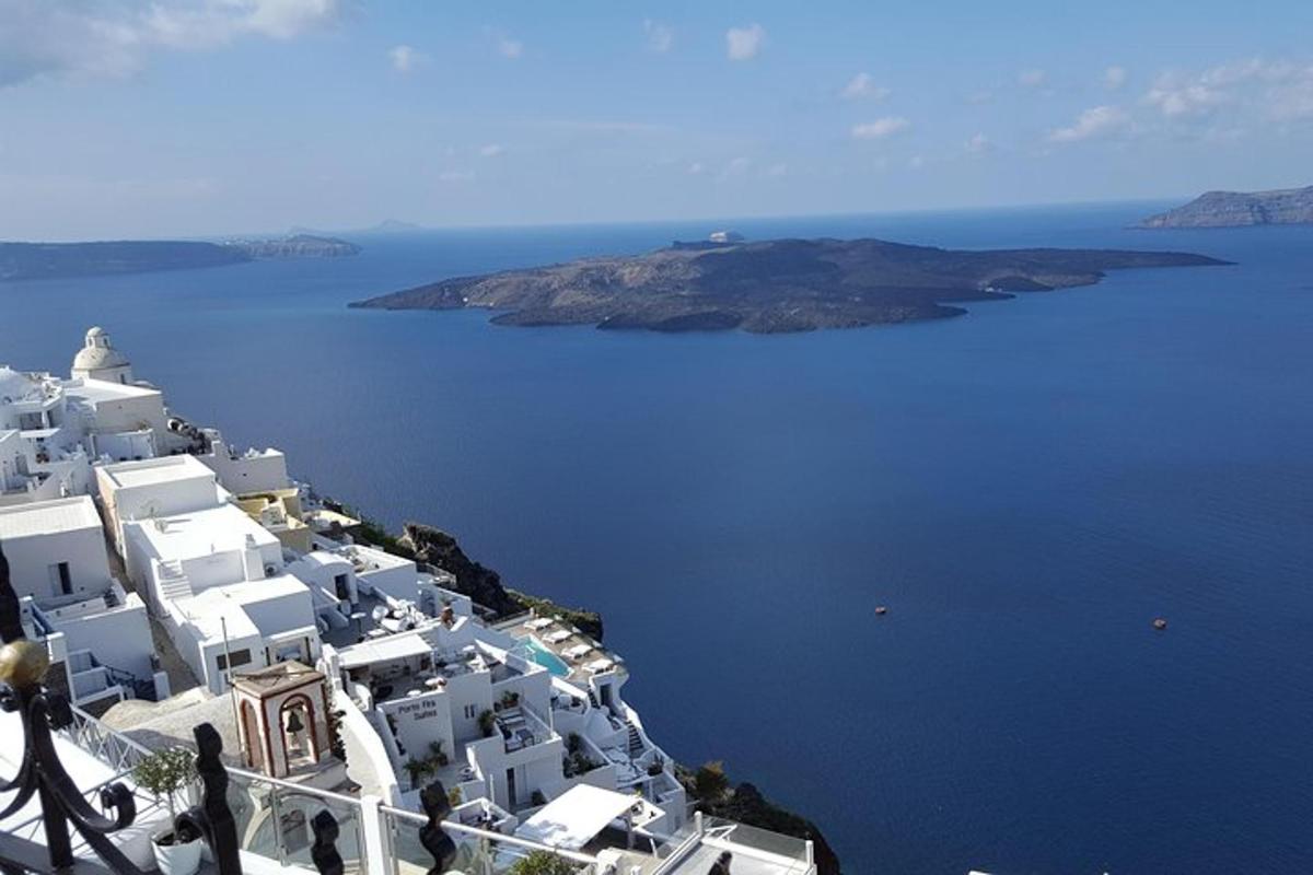 uma vista aérea de uma ilha com edifícios brancos