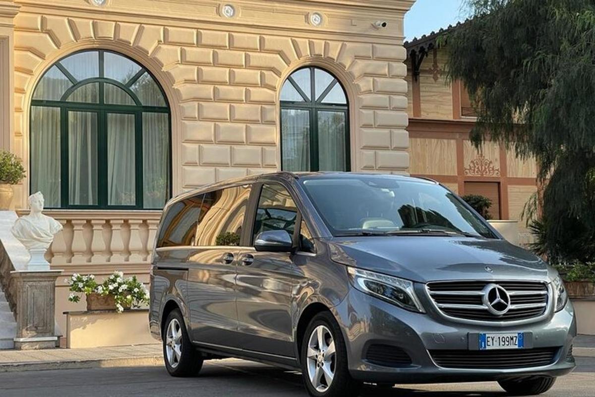 hoone ees pargitud hõbedane auto