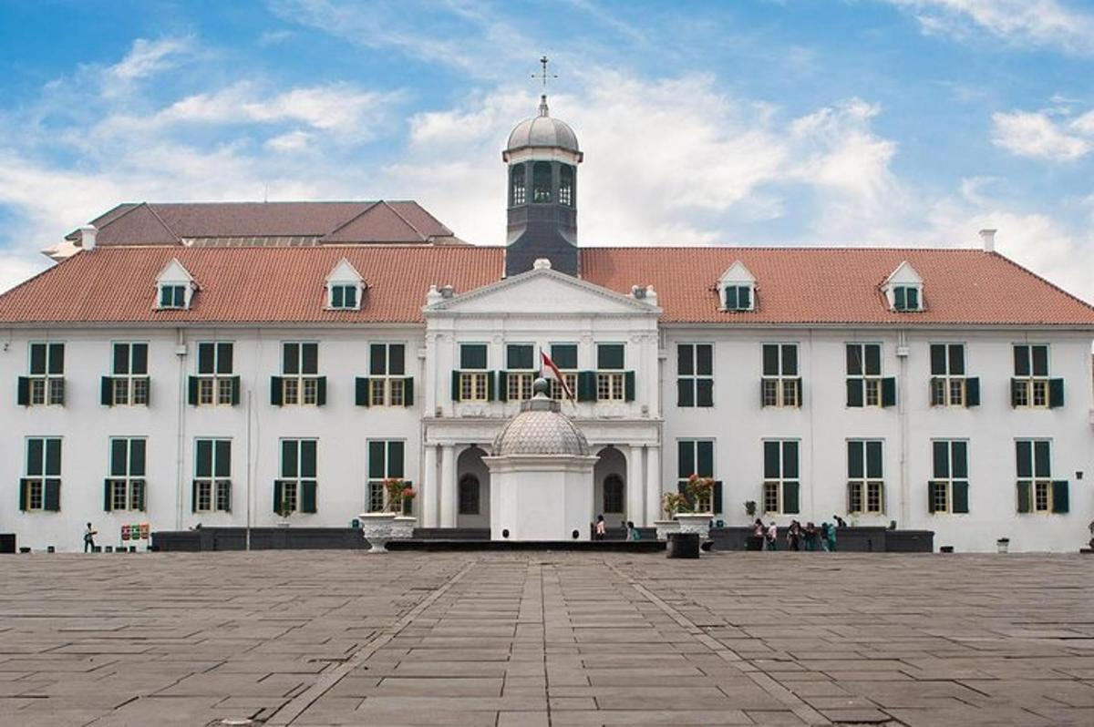 un grande edificio bianco con una torre dell'orologio in cima