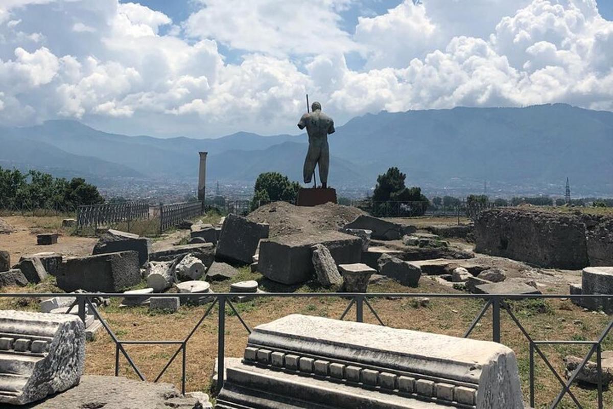 bir tepenin üzerinde duran bir adamın heykeli