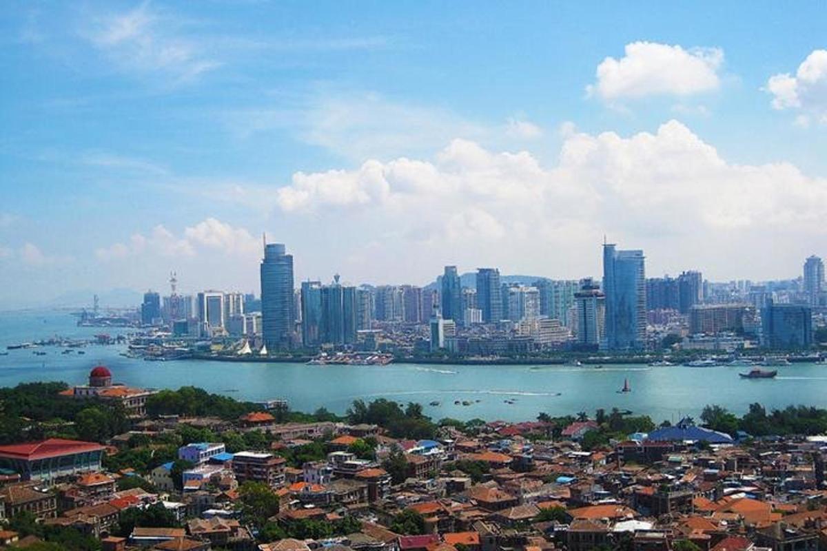 una vista di una città con edifici e uno specchio d'acqua