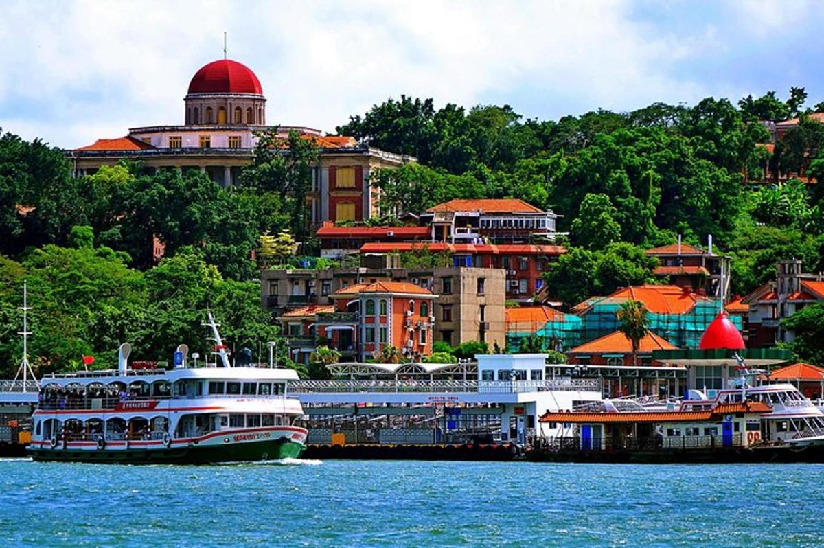 due barche sono attraccate in acqua vicino a una città
