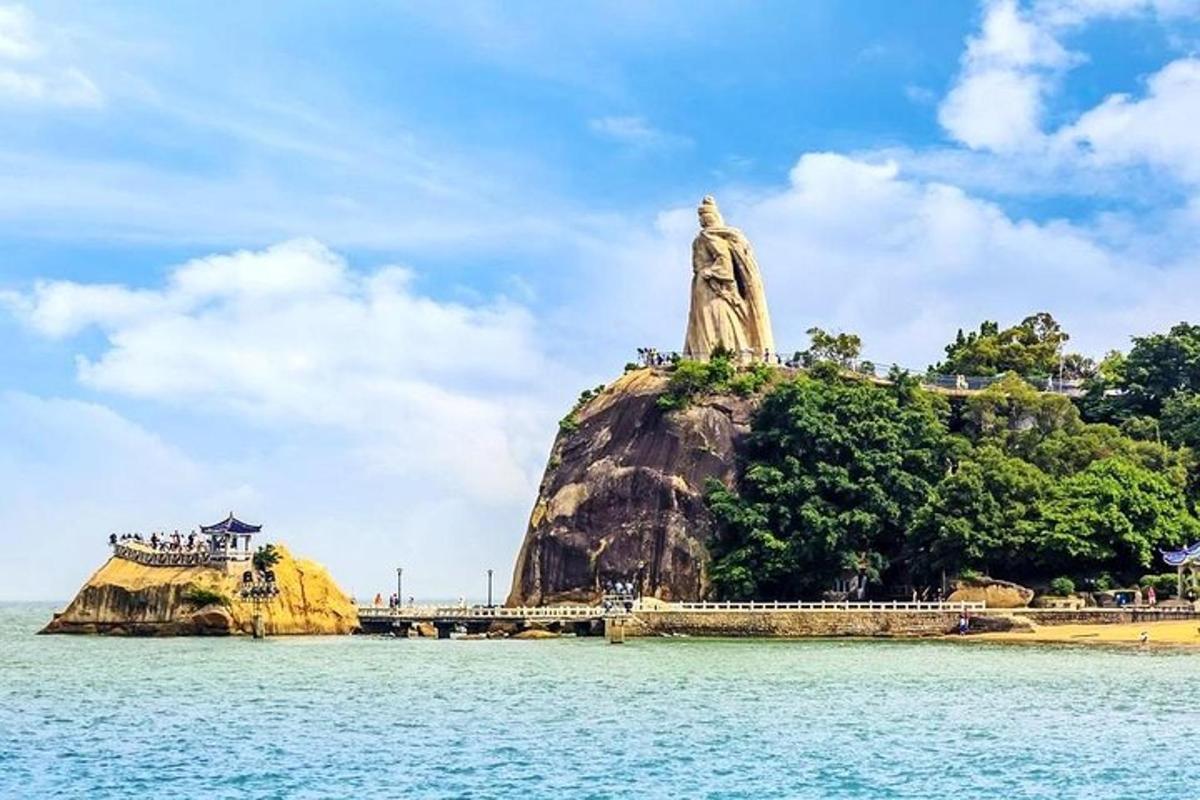 una statua in cima a un'isola nell'acqua
