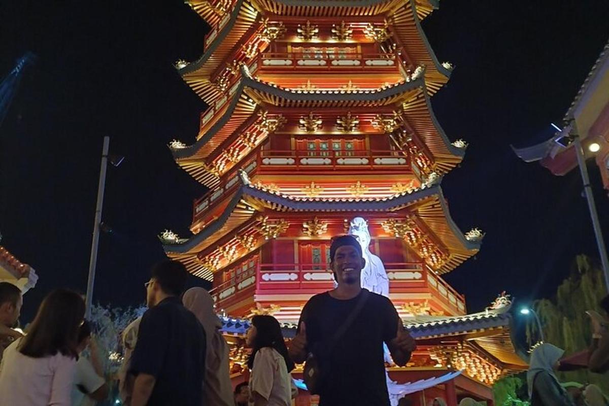 一名男子站在一栋大楼前