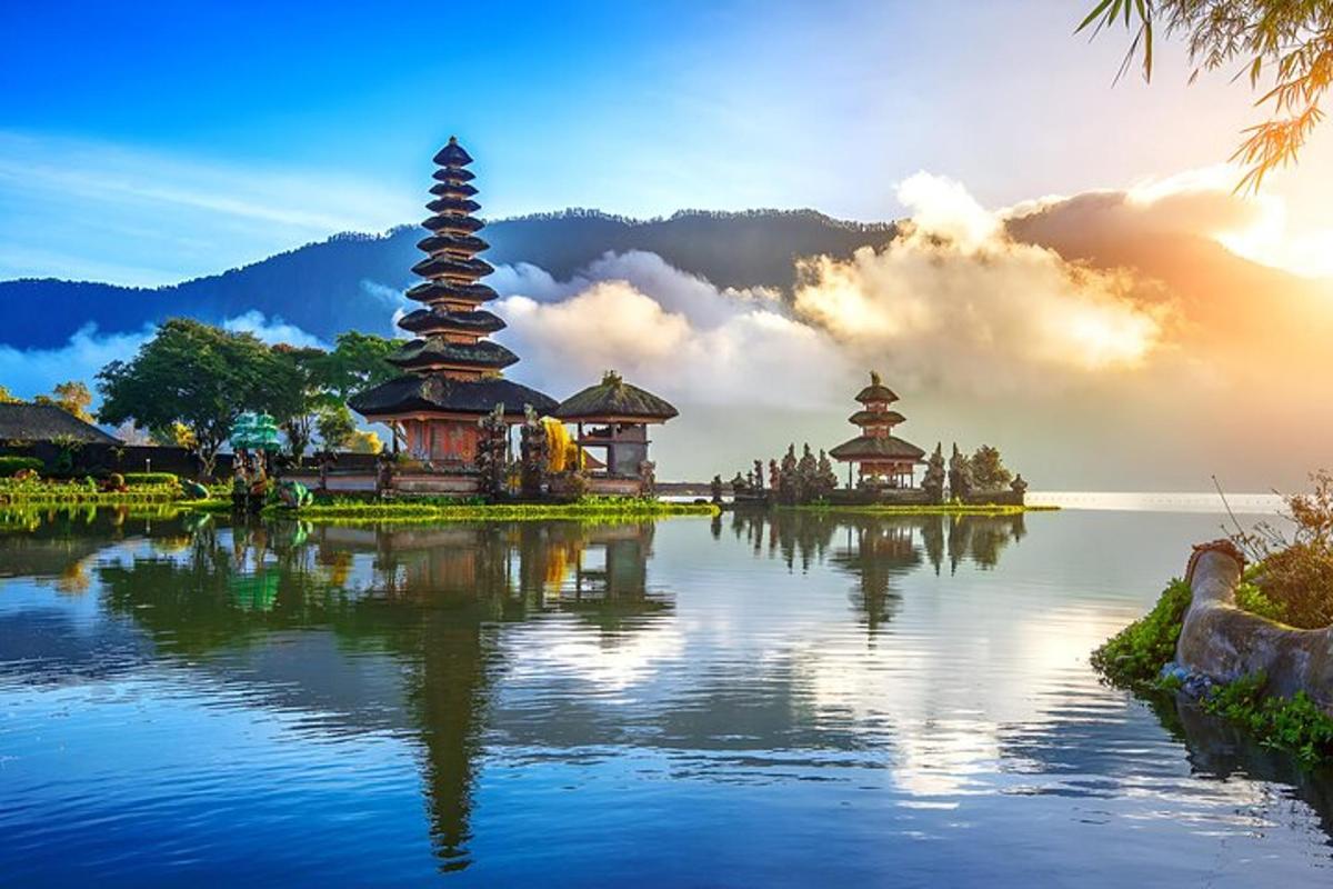 sekumpulan pagoda duduk di atas sebuah tasik