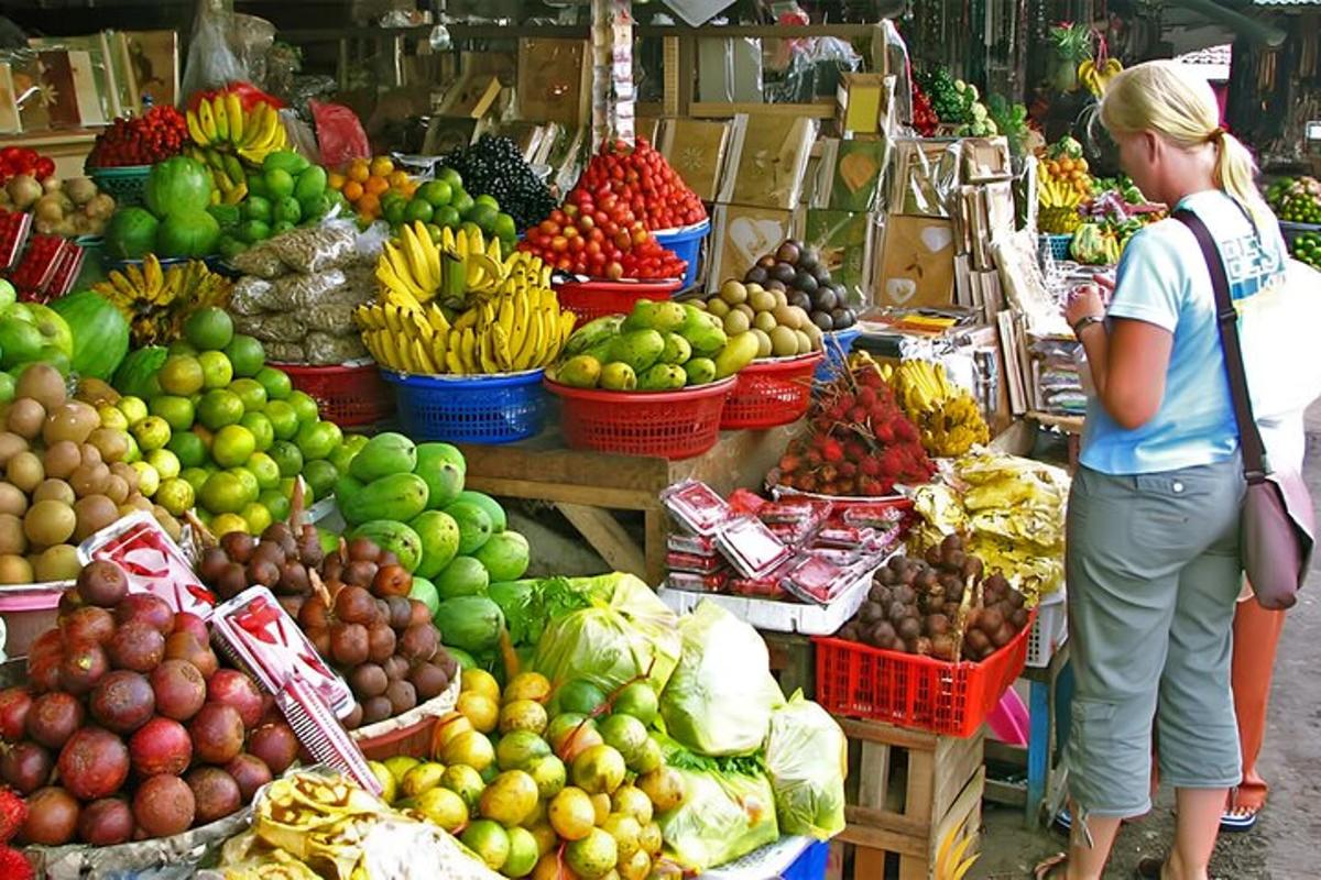 una donna in piedi in un mercato con frutta e verdura