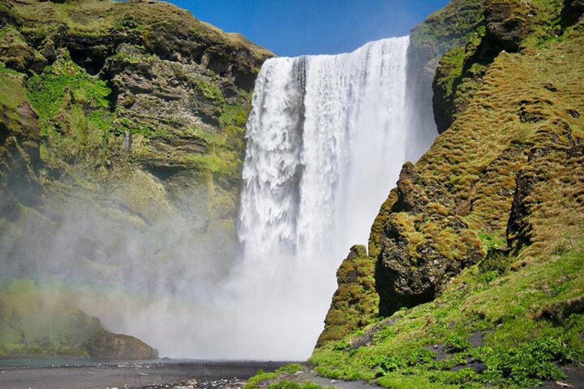 una cascada al vessant d'una muntanya