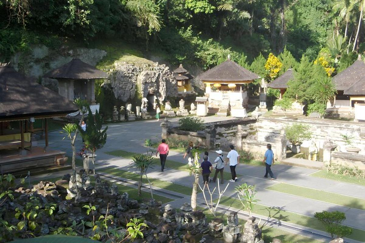 sekumpulan orang berjalan di sekitar taman dengan bangunan