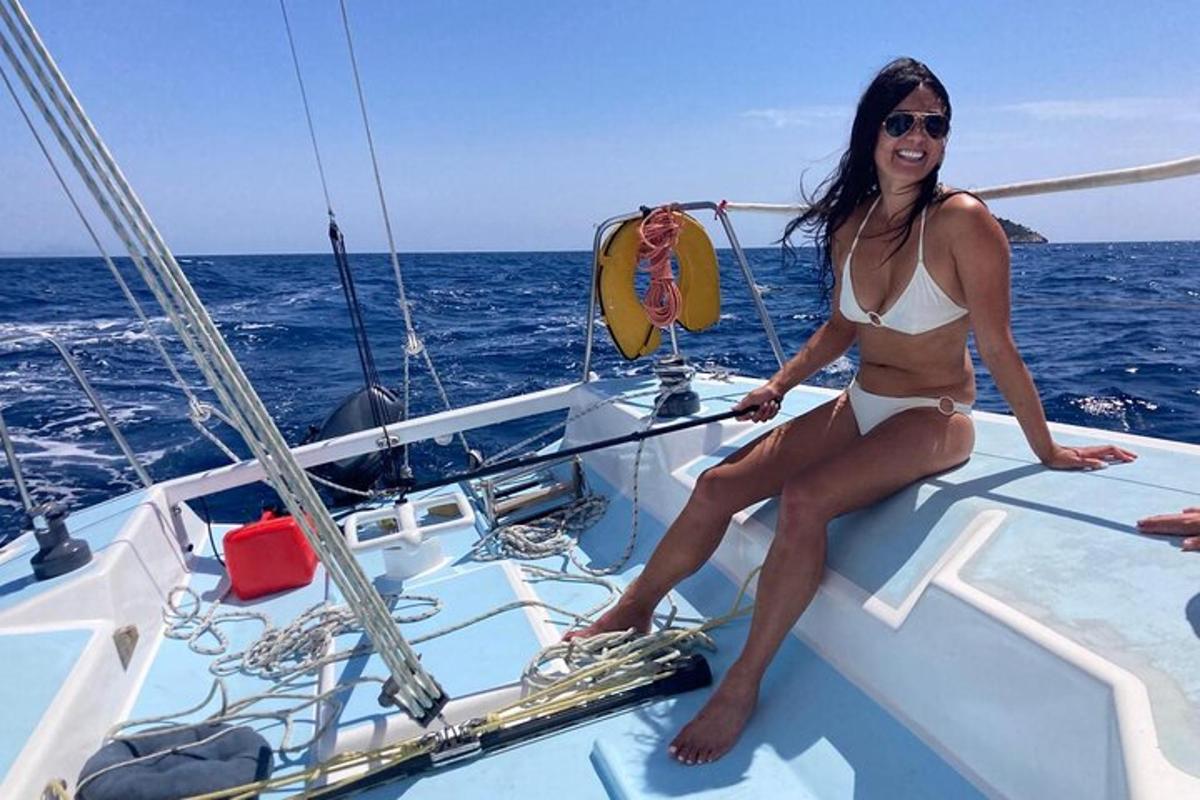 kobieta w bikini siedząca na łódce