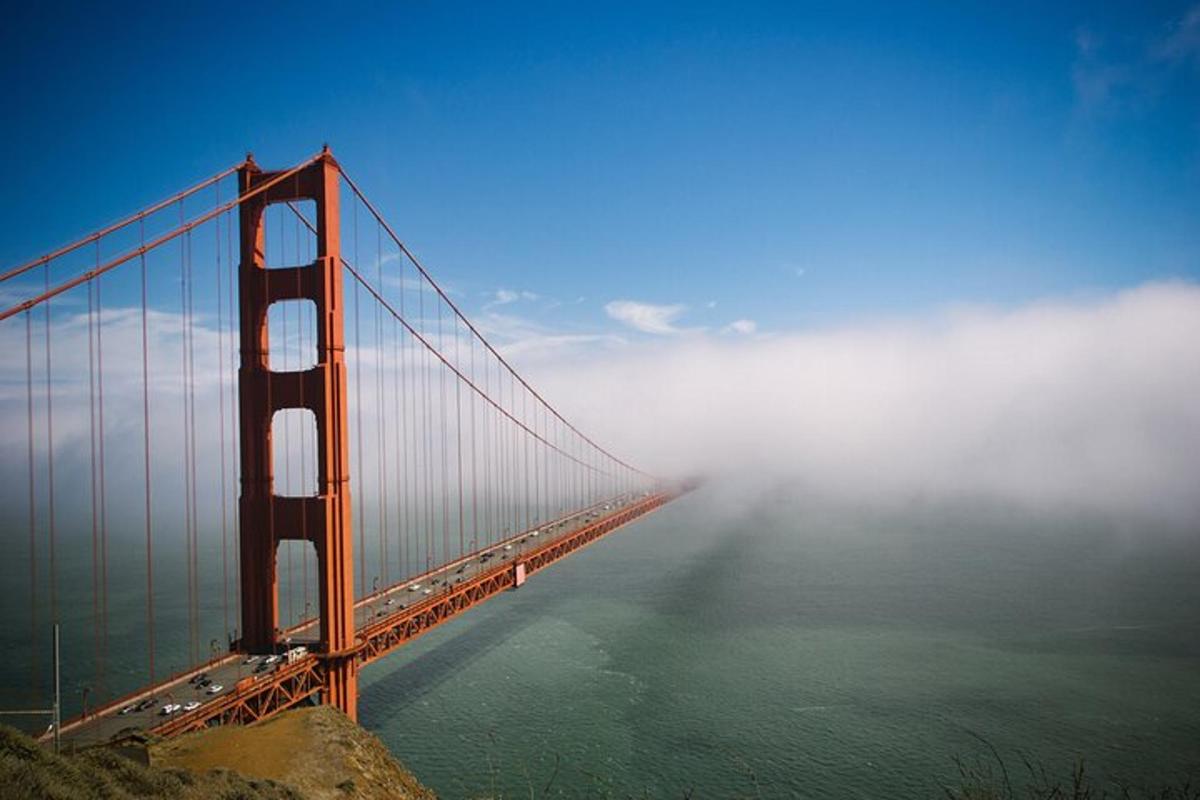 Un puente Golden Gate en la niebla sobre el agua.