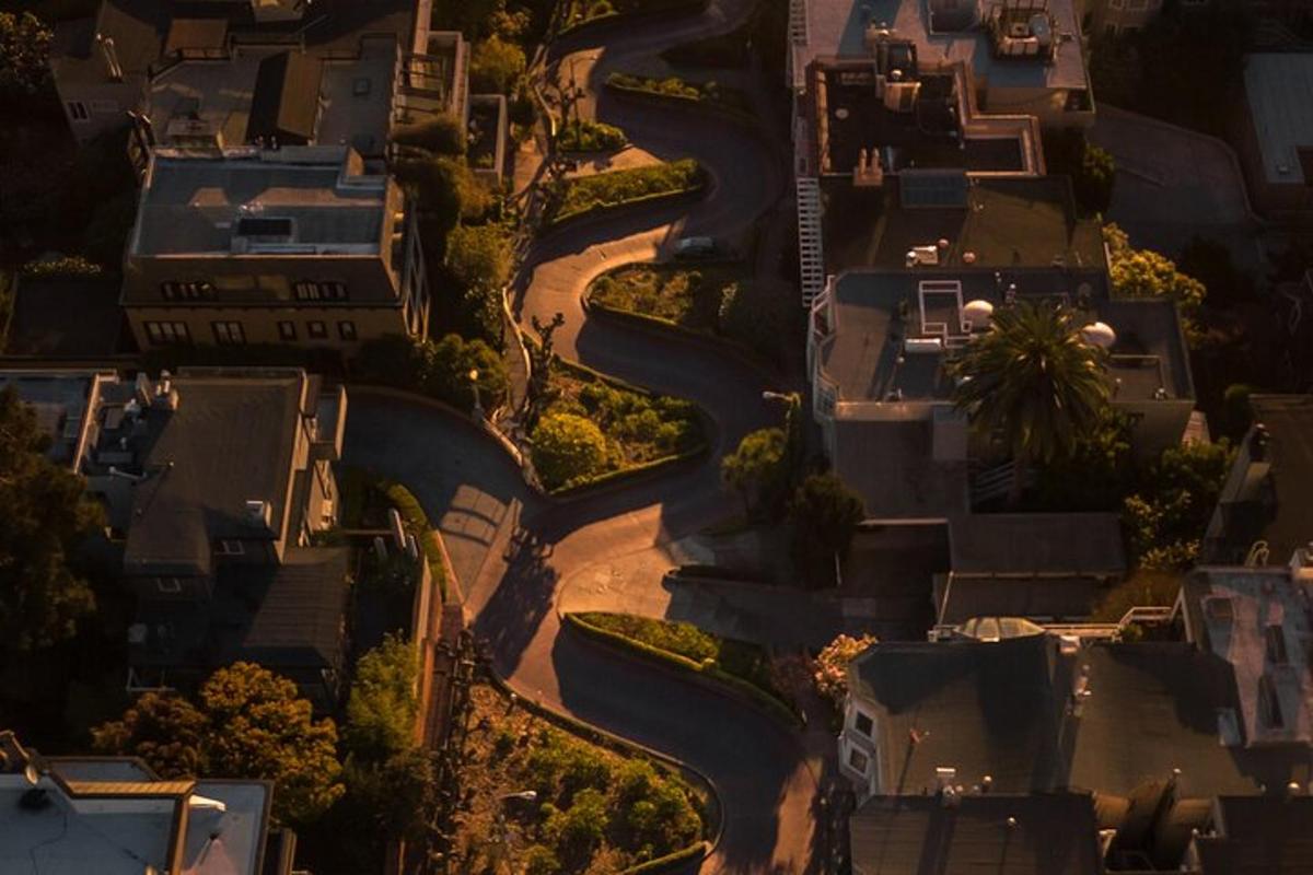 Una vista aérea de una ciudad con casas y carreteras.