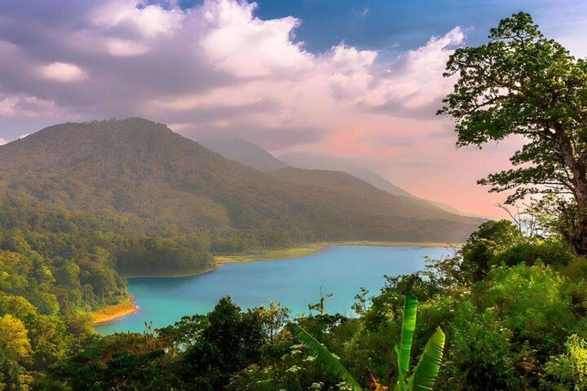 uma vista de um lago nas montanhas