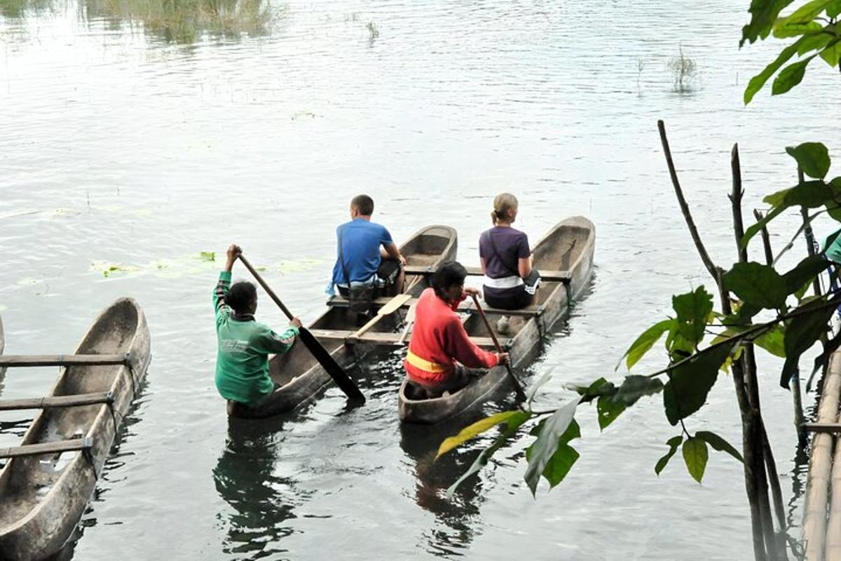 um grupo de pessoas em canoas na água