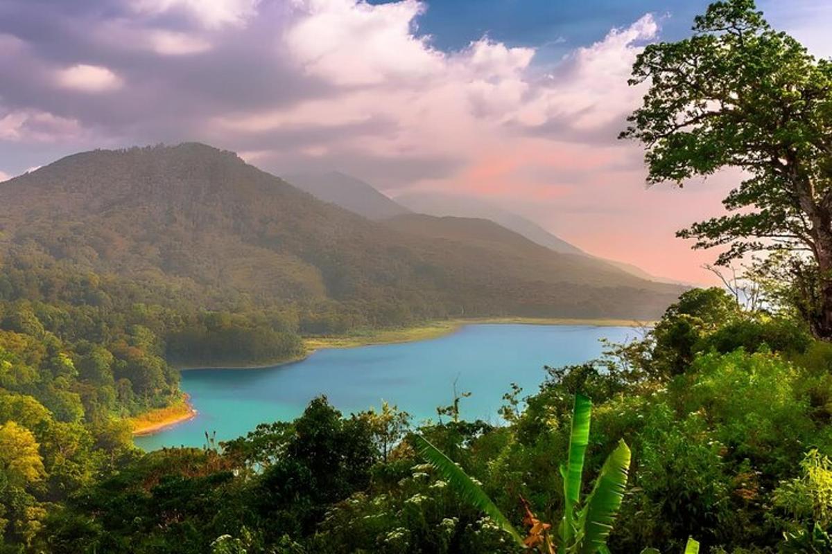 pogled na jezero usred planine
