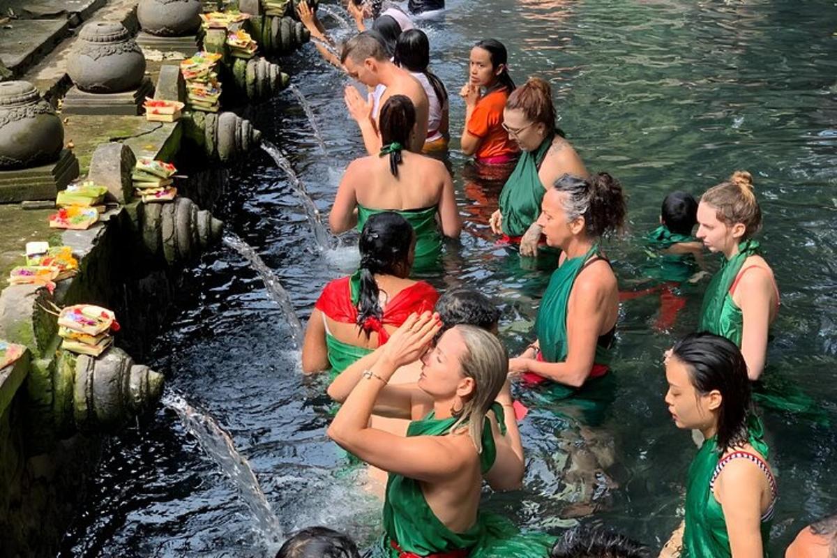 un gruppo di persone in piedi nell'acqua