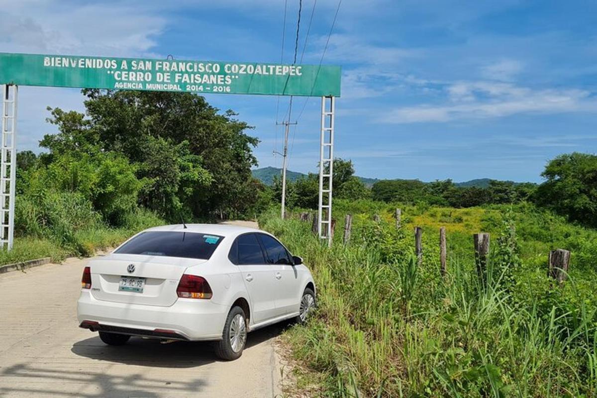sebuah kereta putih berhenti di tepi jalan