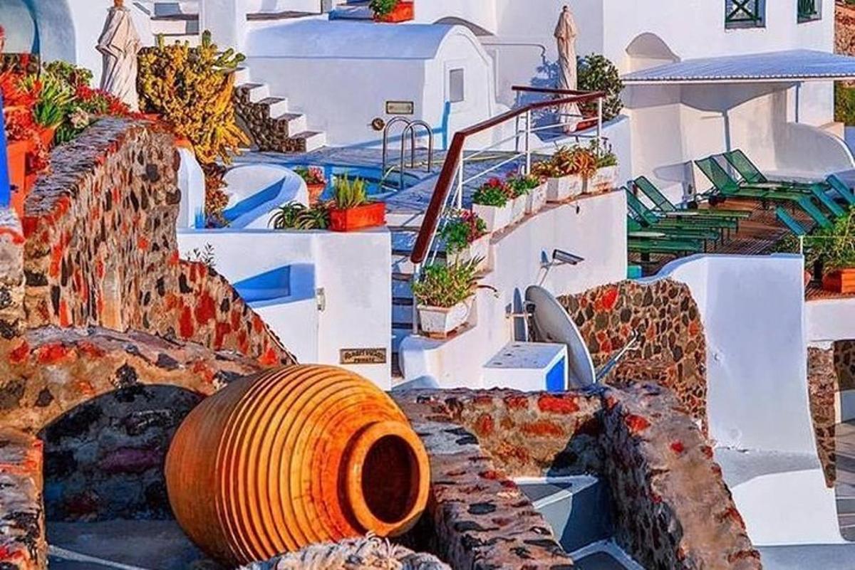 Velký oranžový sud stojící na vrcholu schodiště