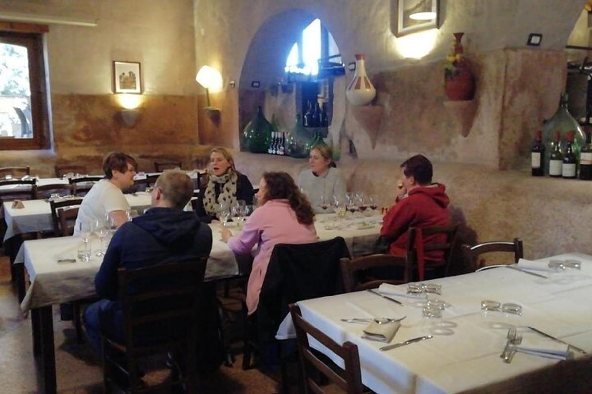 un grupo de personas sentadas en mesas en un restaurante