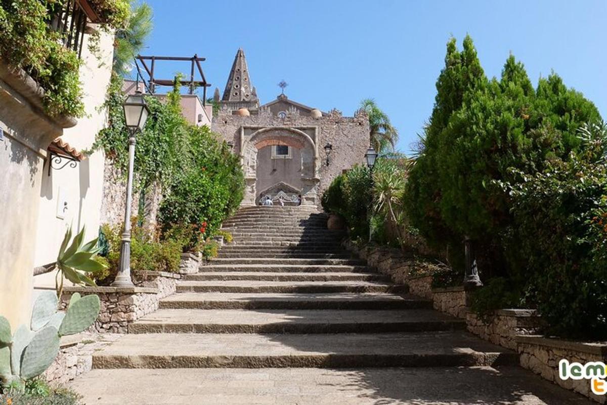 una scala in pietra che conduce a un edificio