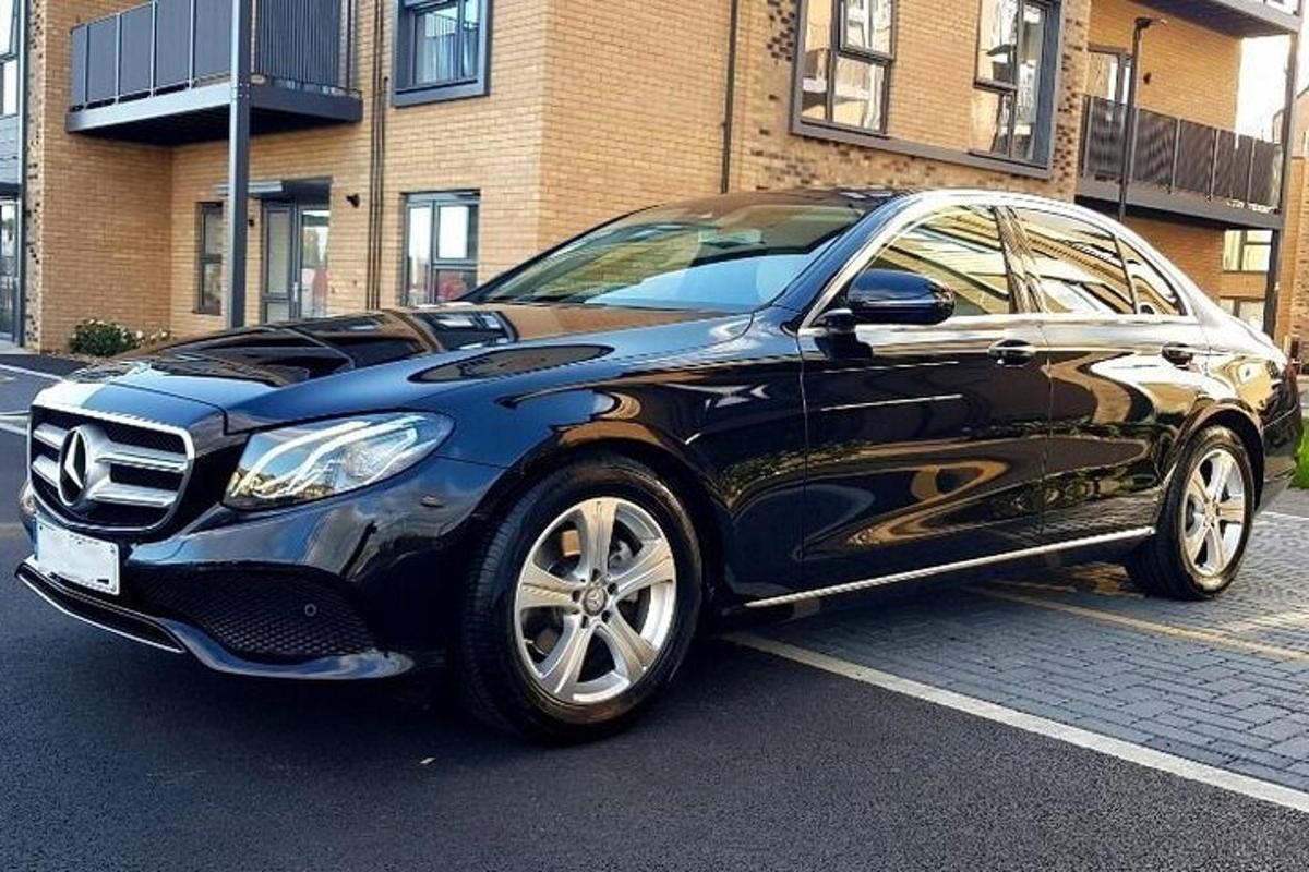 černé auto zaparkované na parkovišti